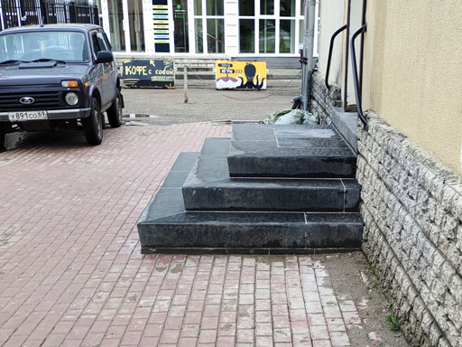 ОБлицовка бетонной лестницы табачного магазина в Твери
