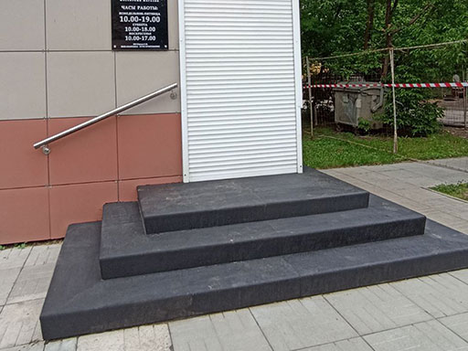 Лестница на крыльцо ювелирного магазина после облицовки в 2019 году