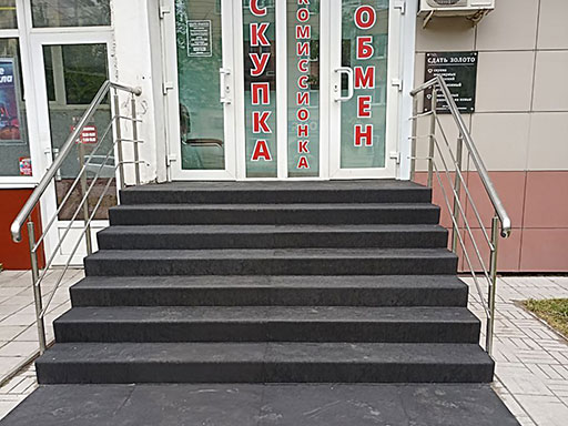 Лестница на бетонное крыльцо ювелирного магазина после облицовки в 2022 году