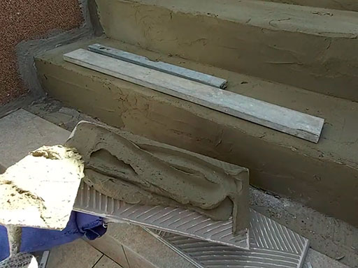 Укладка керамической плитки для облицовки ступеней крыльца