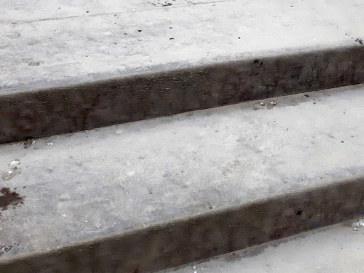 Облицовка лестницы из бетона в магазине Универсал