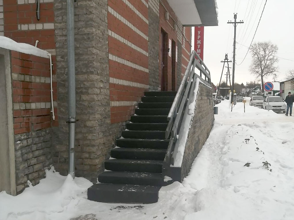 Лестница на крыльцо кафе Уржумка в г. Уржум Кировской области