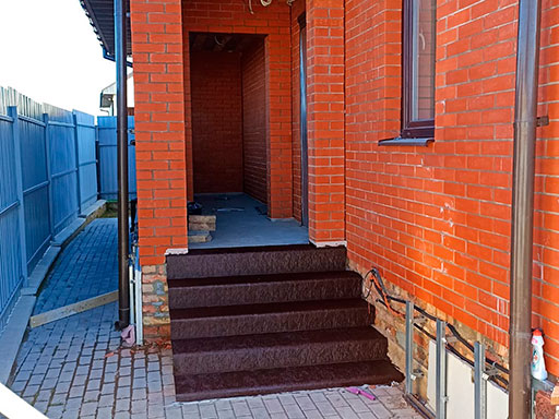 Накладные ступени бетонной лестницы дома в г. Великие Луки
