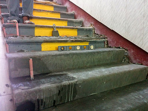 Облицовка бетонной лестницы внутри здания