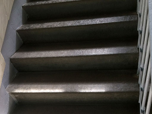 Облицовка лестницы внутри здания