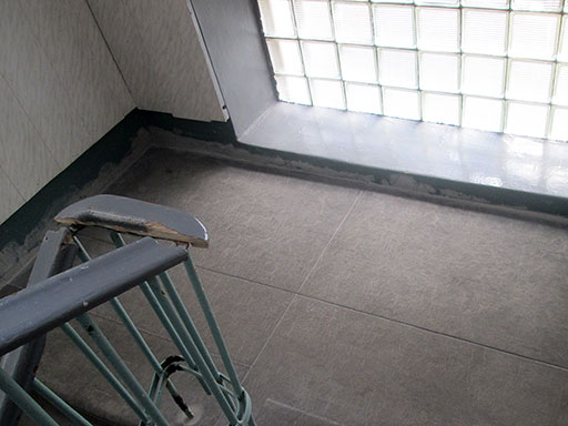 Облицовка бетонной лестницы межэтажной