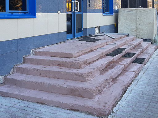 Облицовка бетонного крыльца банка ВТБ в Твери