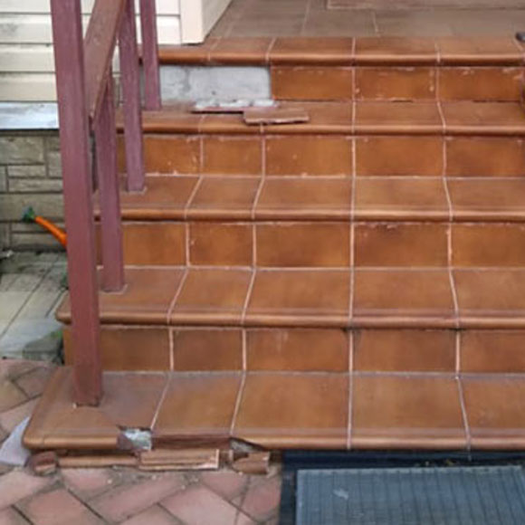 Замена плитки на C3 облицовку бетонной лестницы в частном доме