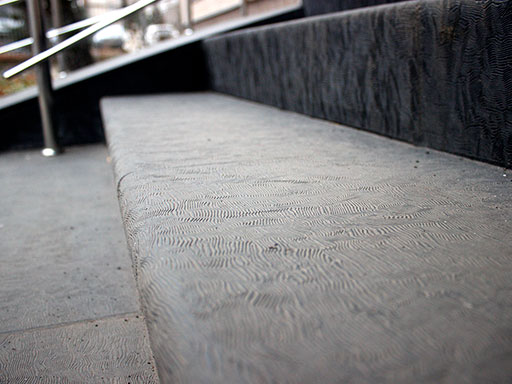 Облицовка бетонной лестницы накладками на ступени