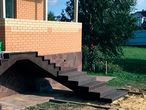 Наружные лестницы крыльца дома в с. Зеленая Слобода
